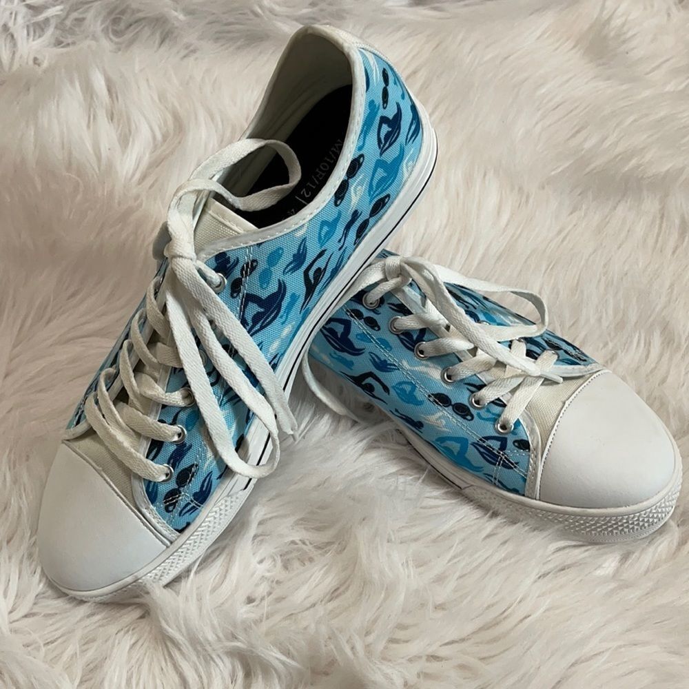 Swimmer in Pool & Goggle Design Low Top Sneaker Sz F12 M10